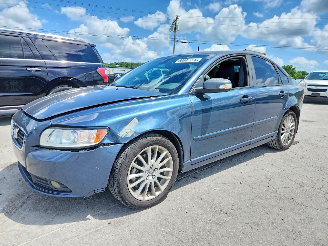 2010 Volvo S40, VIN YV1382MS1A2512850 — Front end