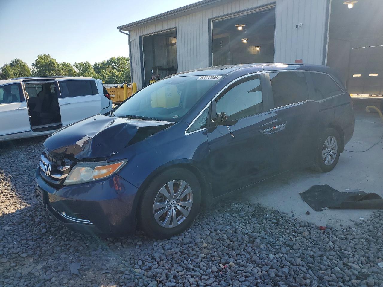 2017 Honda Odyssey EX-L, VIN 5FNRL5H69HB001391 — Front end