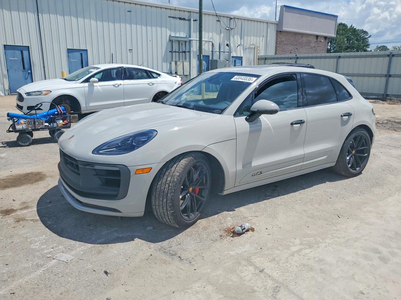 2023 Porsche Macan GTS, VIN WP1AF2A5XPLB56949 — Бок