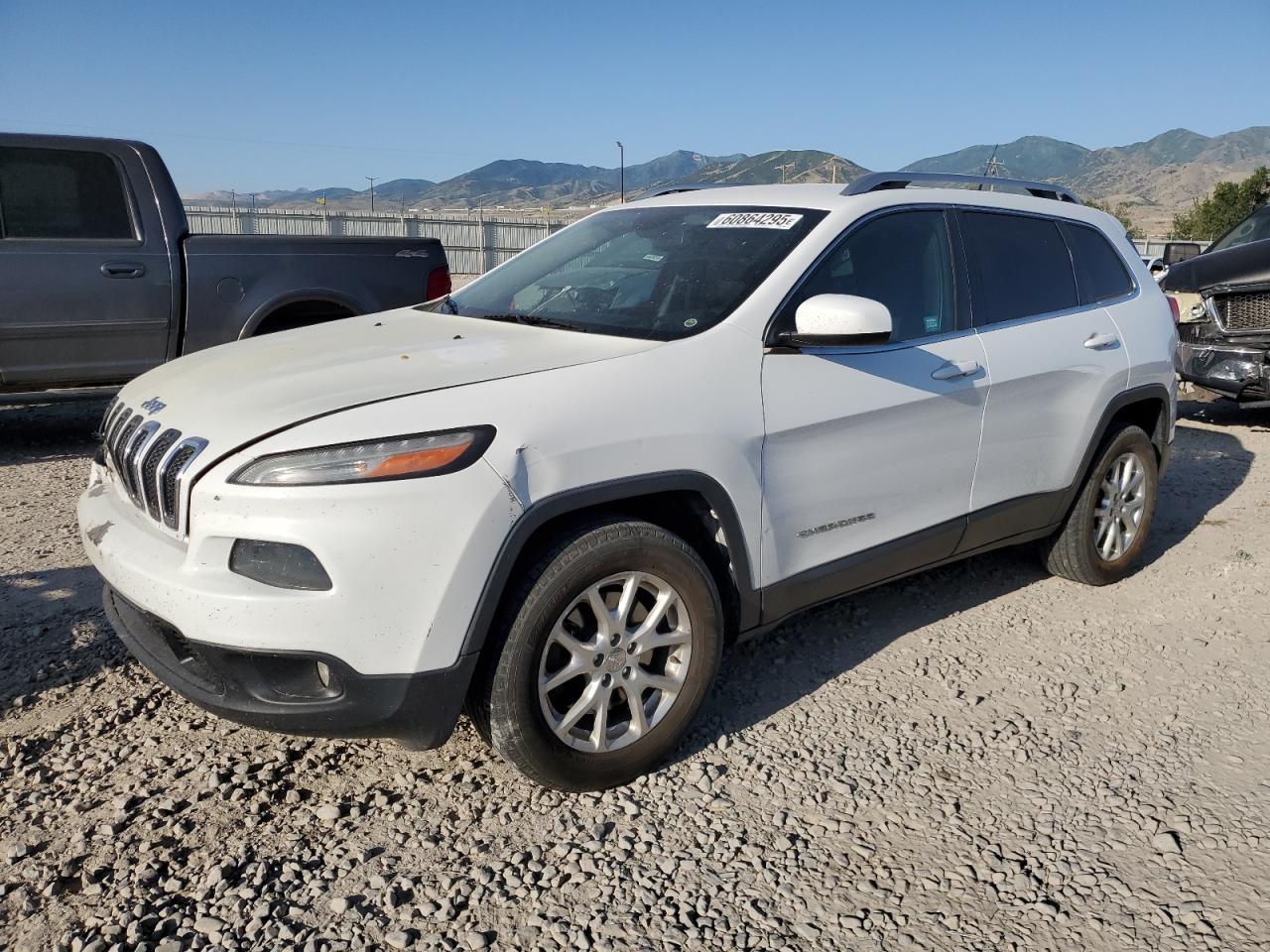 2015 Jeep Cherokee Latitude, VIN 1C4PJMCB1FW714533 — Перед