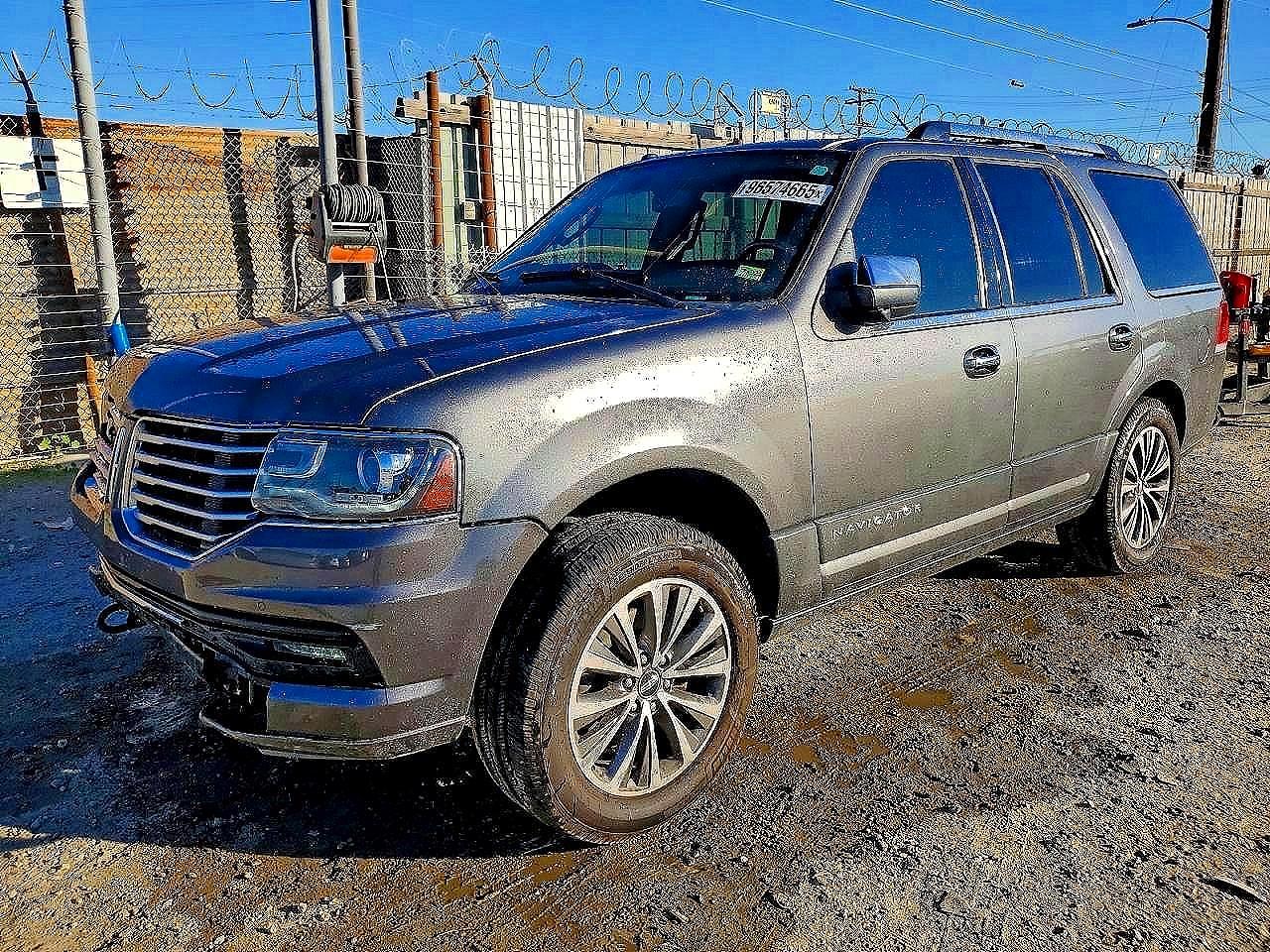 2015 Lincoln Navigator, VIN 5LMJJ2HT8FEJ01738 — Front end