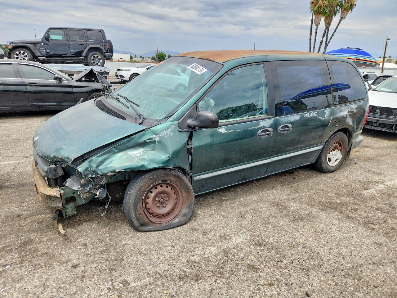 1998 Dodge Caravan, VIN 2B4FP25B6WR764782 — Front end