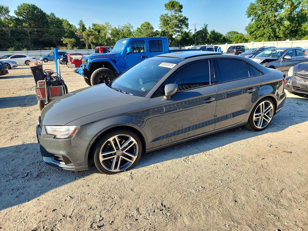 2019 Audi A3 Premium, VIN WAUAUGFF3KA085875 — Крыша