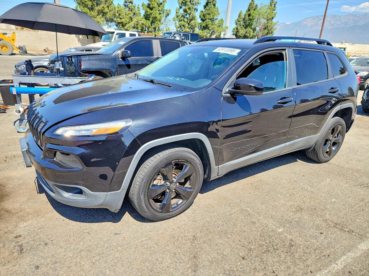 2015 Jeep Cherokee Latitude, VIN 1C4PJLCS8FW781382 — Перед