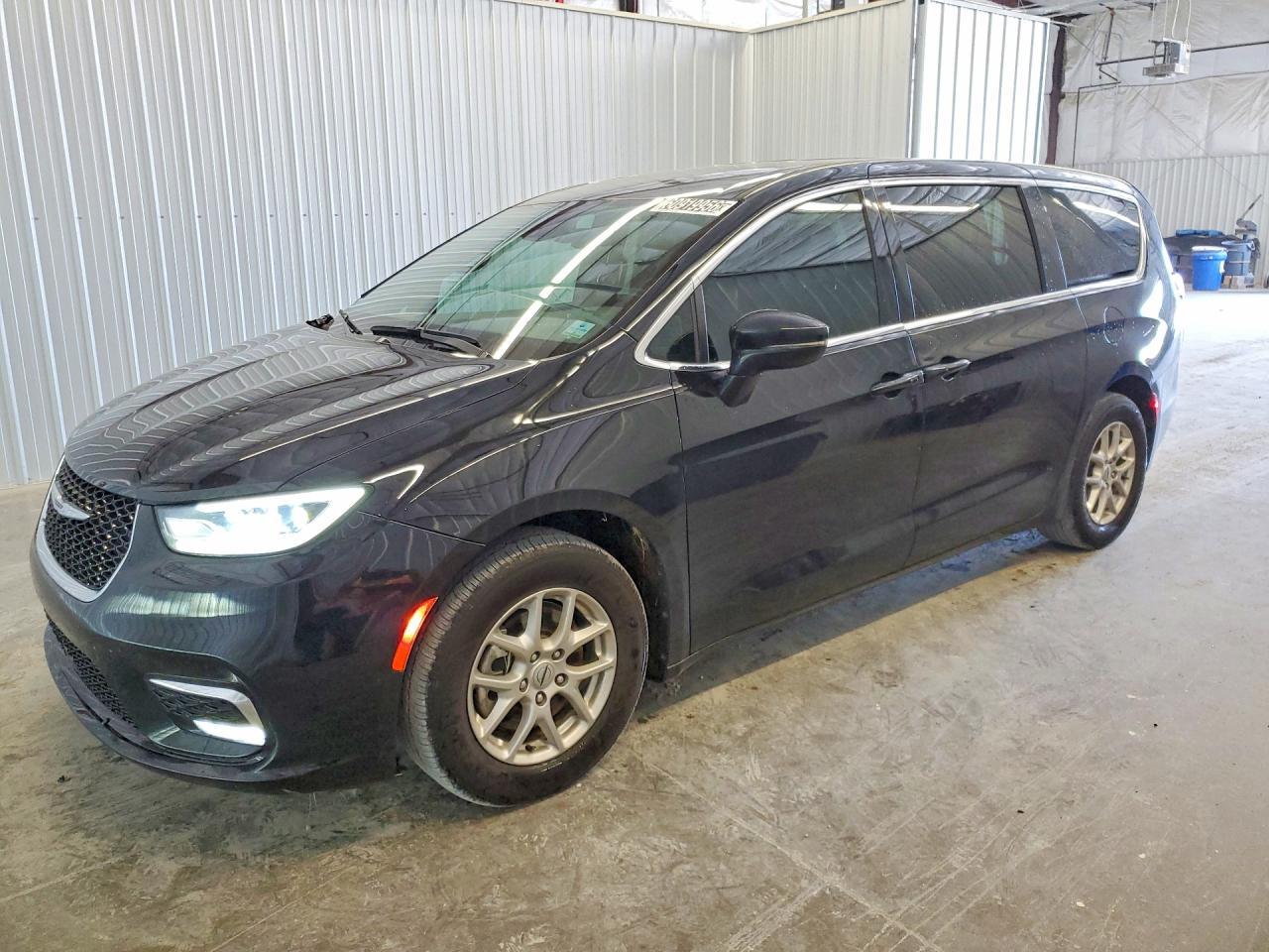 2025 Chrysler Pacifica Select, VIN 2C4RC1BG3SR518028 — Front end