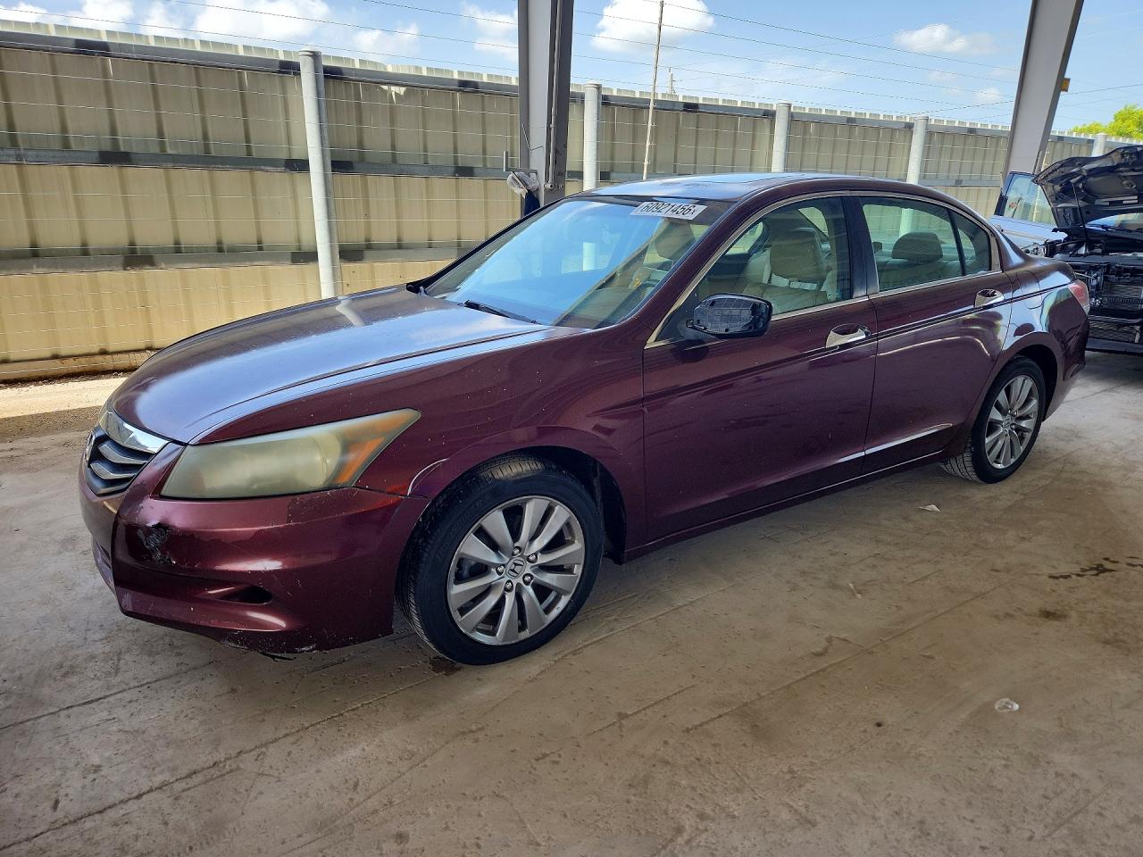 2011 Honda Accord EX-L, VIN 1HGCP3F8XBA021797 — Бок