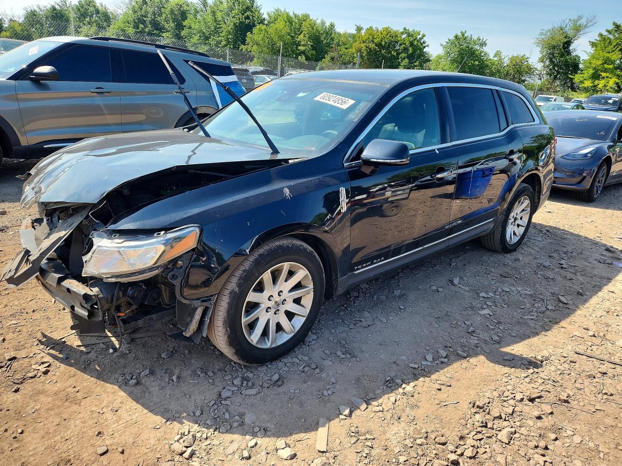 2016 Lincoln MKT, VIN 2LMHJ5NK8GBL01552 — Front end
