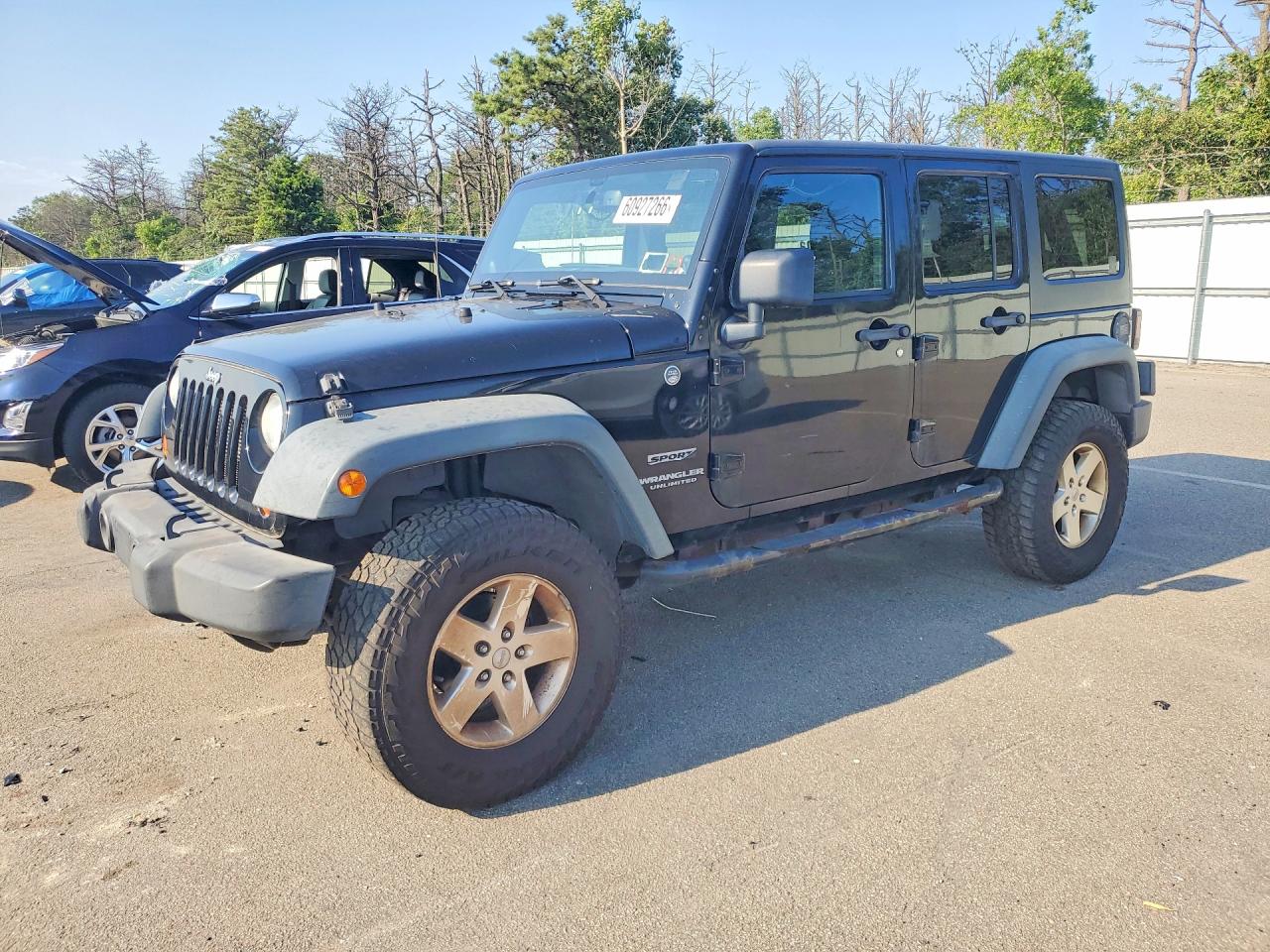 2013 Jeep Wrangler Unlimited Sport, VIN 1C4BJWDG3DL677452 — Normal wear