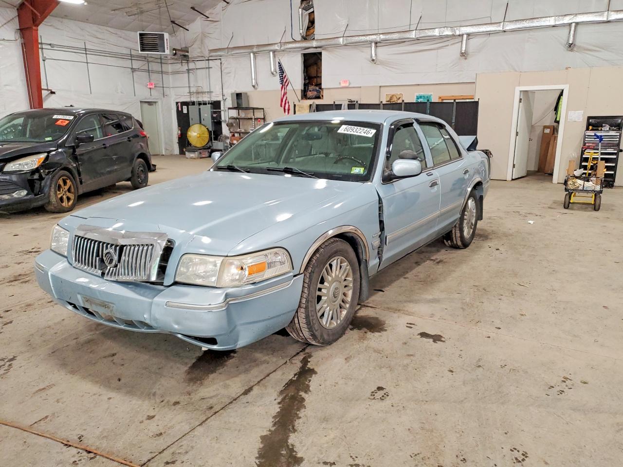 2009 Mercury Grand Marquis LS, VIN 2MEHM75V59X625267 — Перед