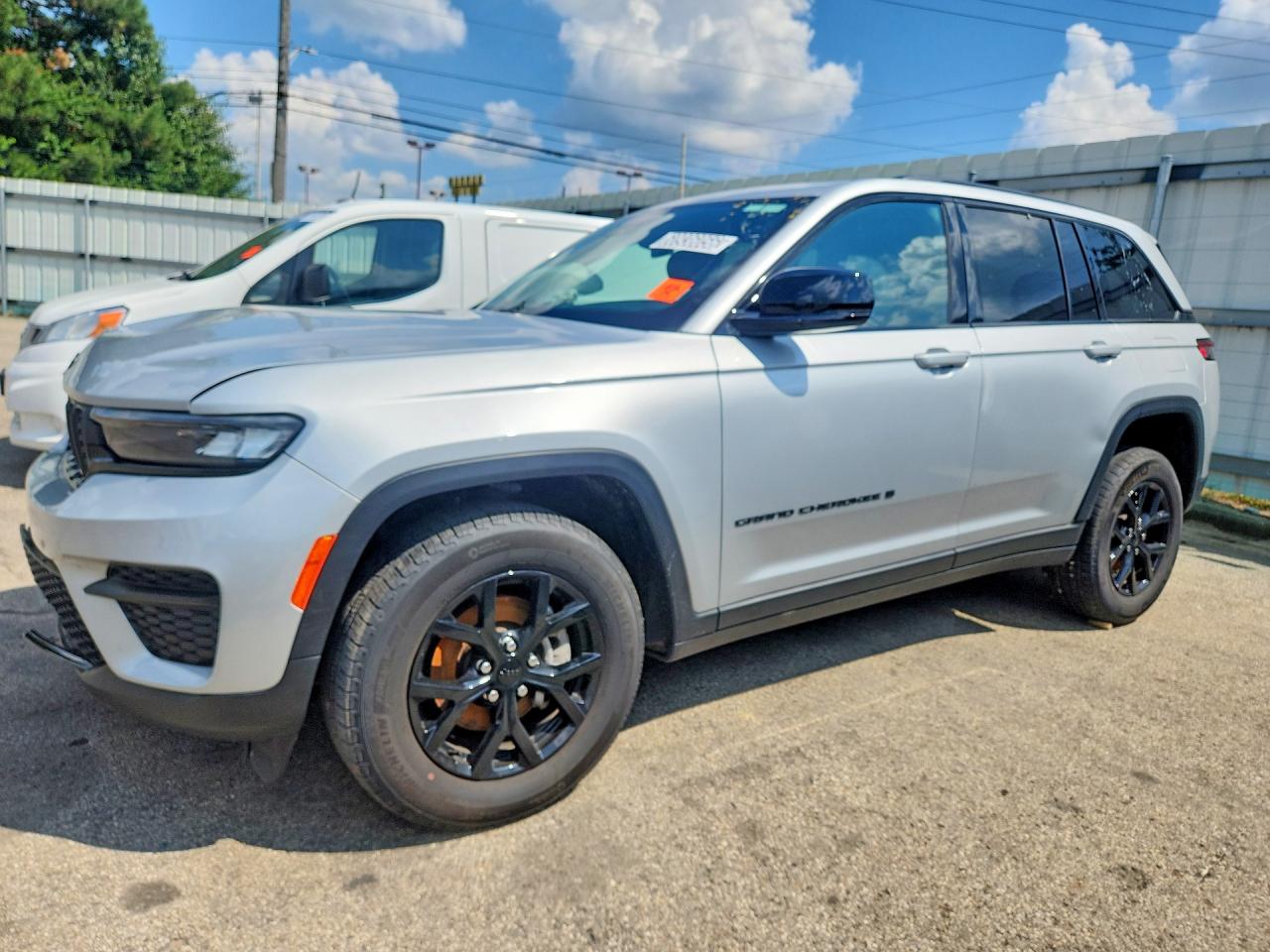 2025 Jeep Grand Cherokee Altitude, VIN 1C4RJHAG8SC290228 — Front end