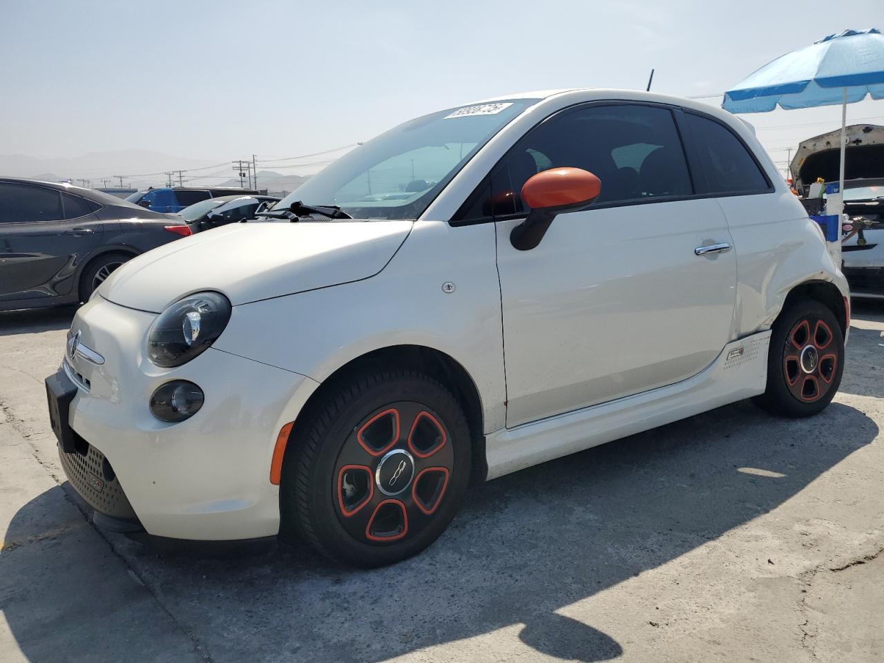 2015 FIAT 500e, VIN 3C3CFFGE5FT709877 — Бок