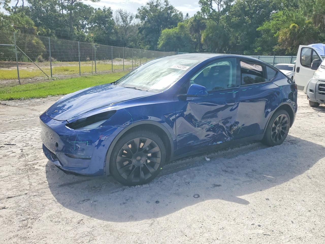 2021 Tesla Model Y Long Range, VIN 5YJYGDEE9MF191368 — Side