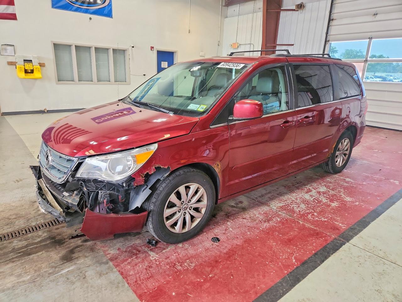 2012 Volkswagen Routan SE, VIN 2C4RVABG7CR276680 — Front end