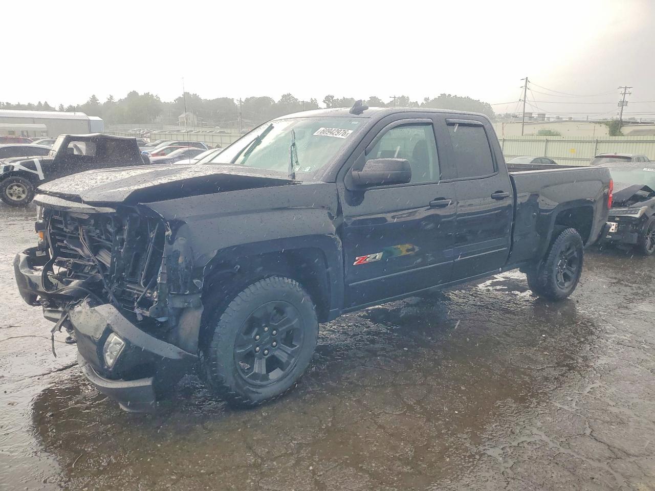 2018 Chevrolet Silverado 1500 LT, VIN 1GCVKREC4JZ329742 — Front end
