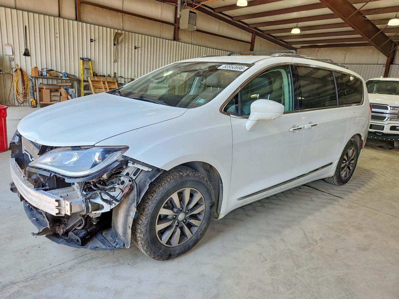 2019 Chrysler Pacifica Touring L Plus, VIN 2C4RC1EG4KR604069 — Front end