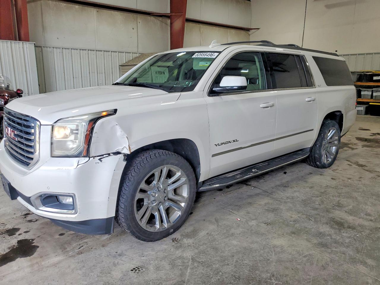 2017 GMC Yukon XL SLT, VIN 1GKS2GKC5HR308411 — Front end