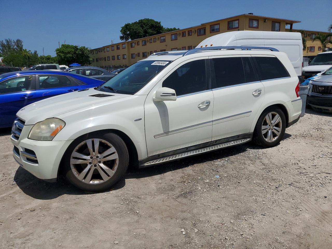 2011 Mercedes-Benz GL 350, VIN 4JGBF2FE5BA715208 — Front end