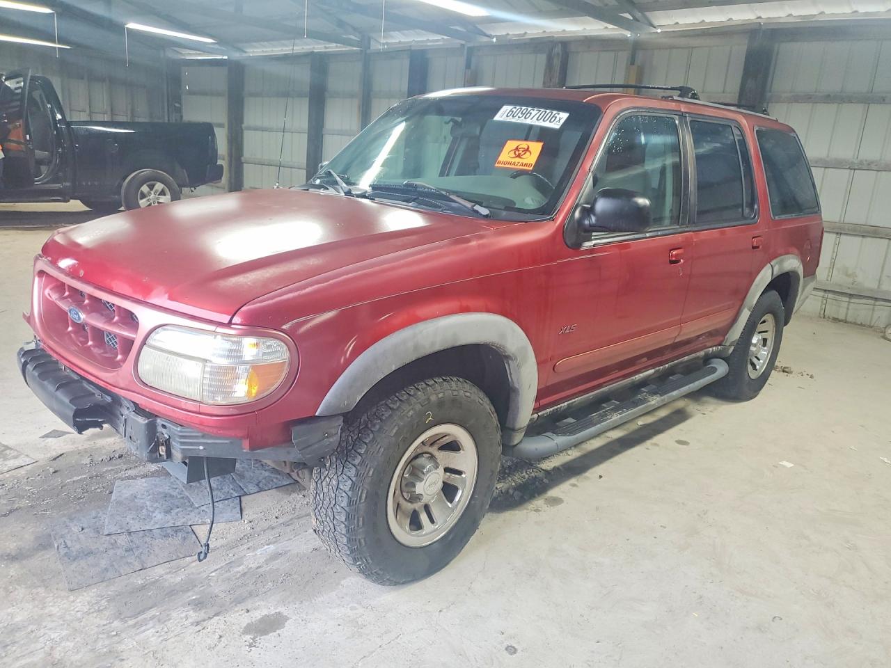 2001 Ford Explorer XLS, VIN 1FMZU62E21ZA11257 — Front end