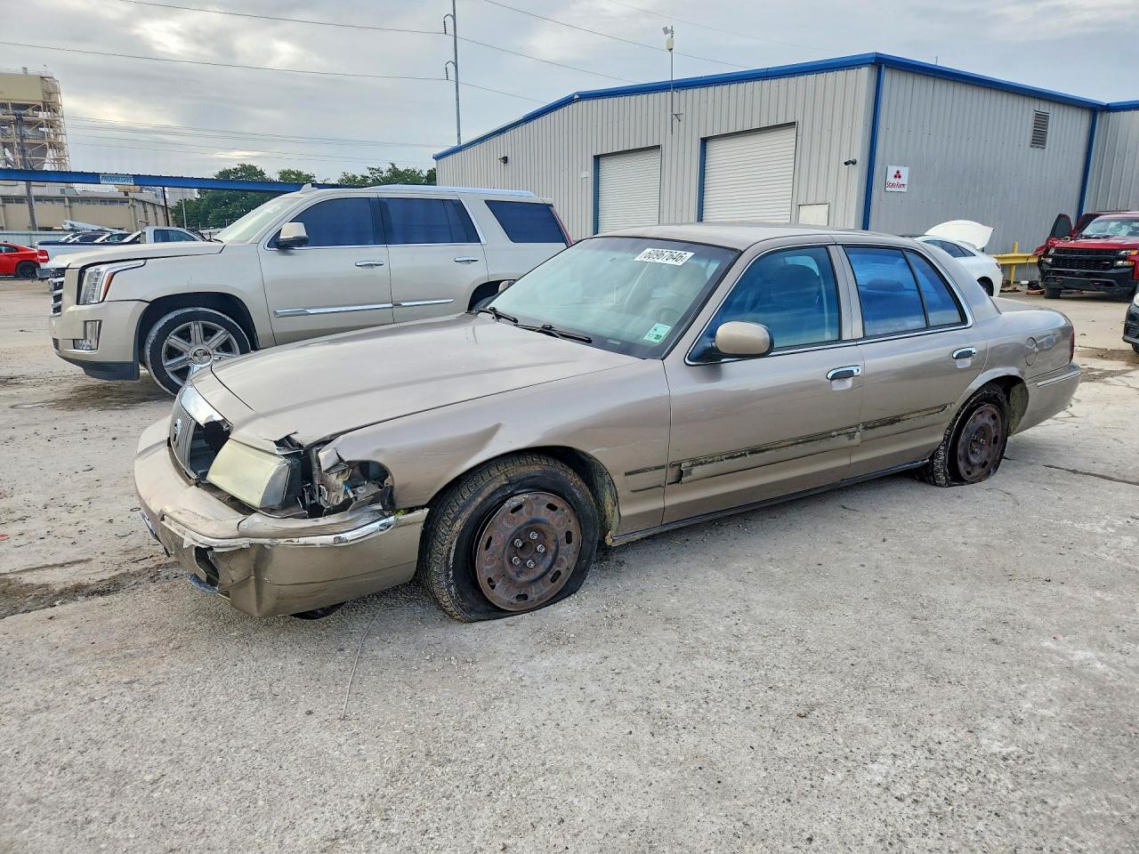 2004 Mercury Grand Marquis GS, VIN 2MEFM74W64X635185 — Front end