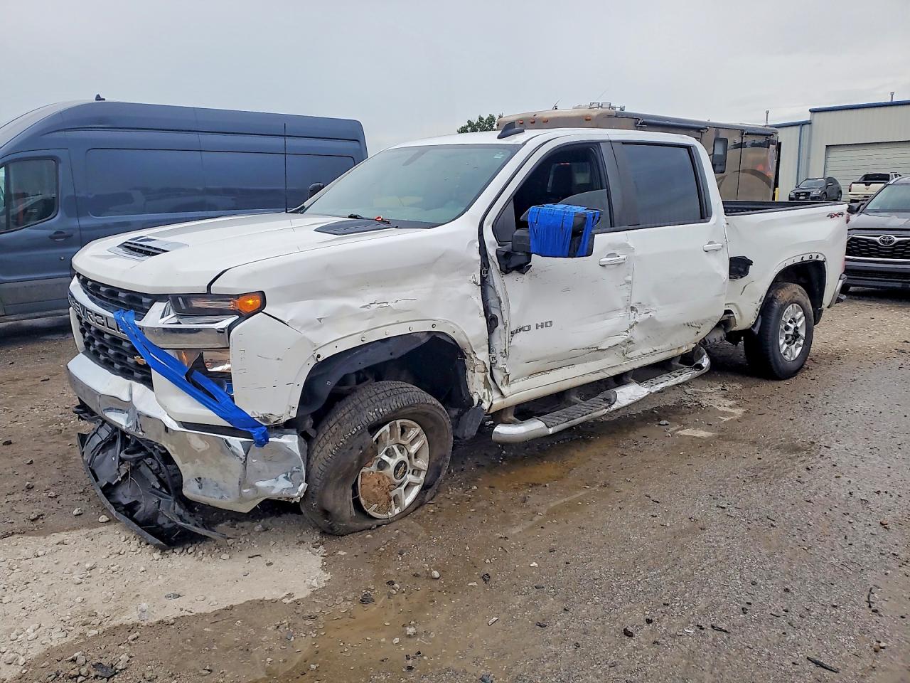 2020 Chevrolet Silverado 2500HD LT, VIN 1GC4YNE74LF101279 — Front end