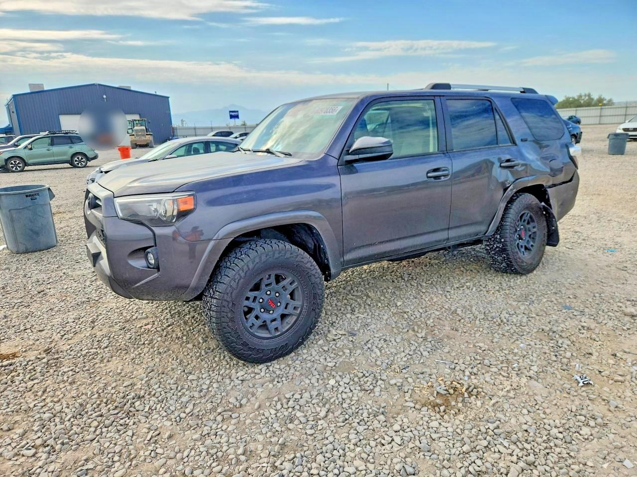 2022 Toyota 4Runner SR5, VIN JTEMU5JR3N5988767 — Rear end