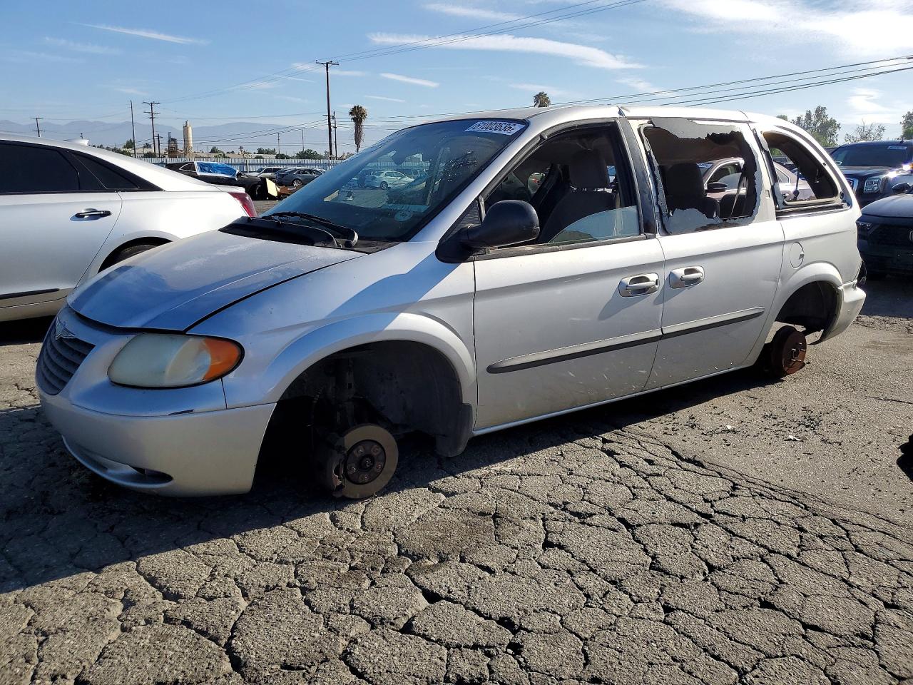 2003 Chrysler Voyager LX, VIN 1C8GJ45303B229761 — Vandalism
