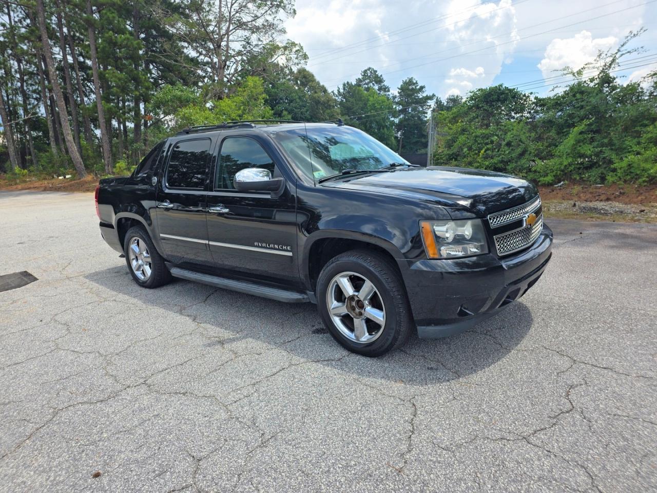 2013 Chevrolet Avalanche LTZ, VIN 3GNTKGE76DG146093 — Minor dents and scratches