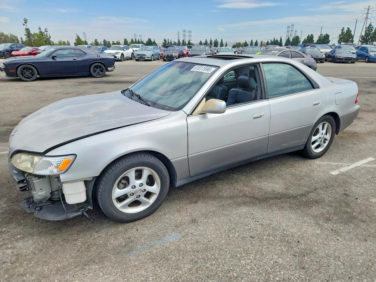 2000 Lexus ES 300, VIN JT8BF28G0Y5085052 — Front end