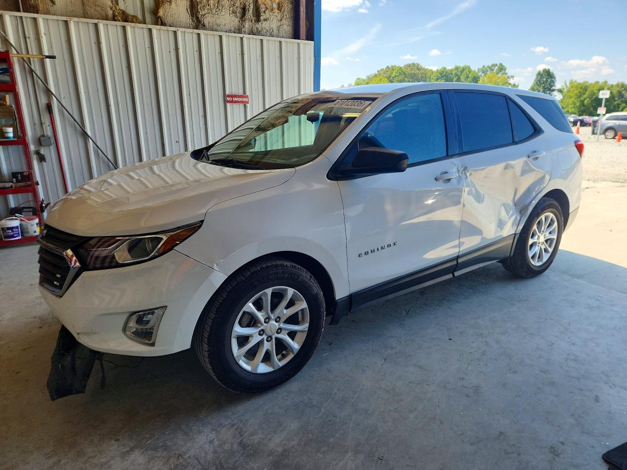 2018 Chevrolet Equinox LS, VIN 2GNAXHEV2J6329625 — Front end