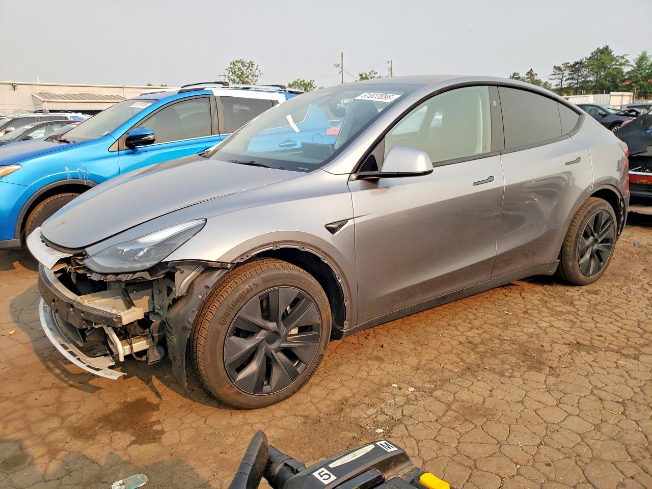2024 Tesla Model Y Long Range, VIN 7SAYGAEE3RF194761 — Front end