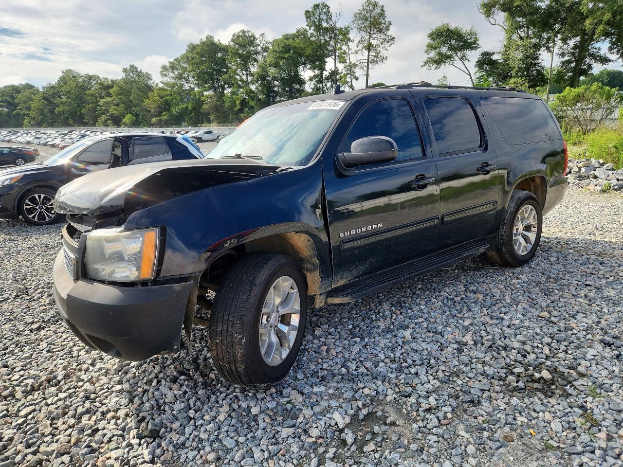 2014 Chevrolet Suburban LS, VIN 1GNSCHE05ER155998 — Front end