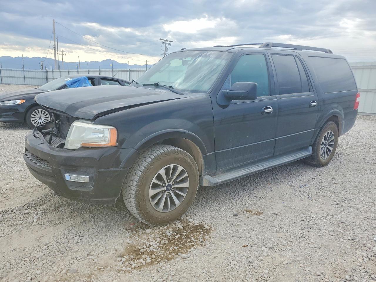 2016 Ford Expedition Max XLT, VIN 1FMJK1JT7GEF20976 — Front end