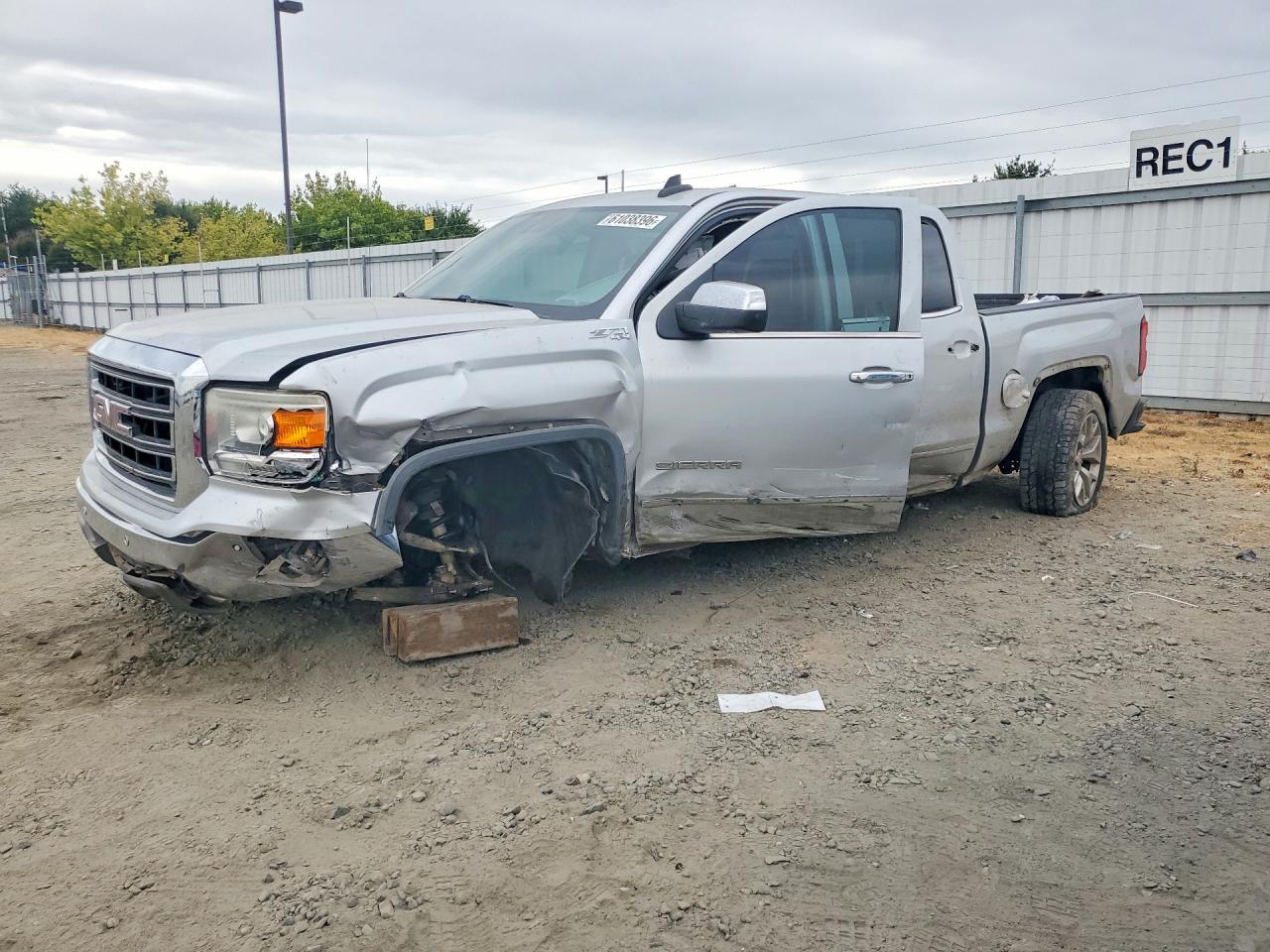 2015 GMC Sierra 1500 SLT, VIN 3GTU2VEC1FG424058 — Перед