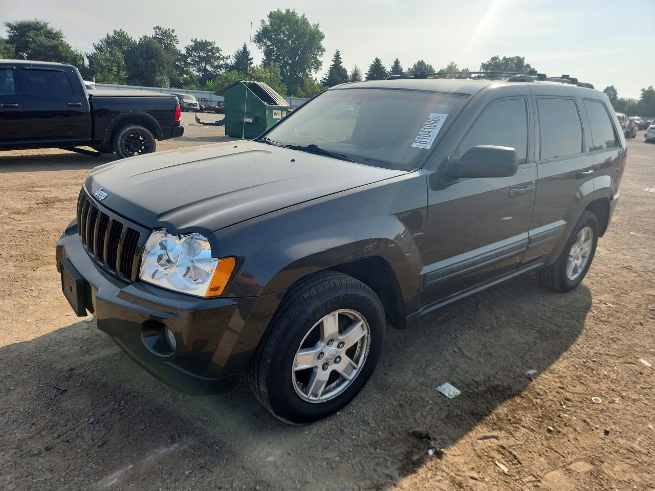 2005 Jeep Grand Cherokee Laredo, VIN 1J4GR48K85C509402 — Front end