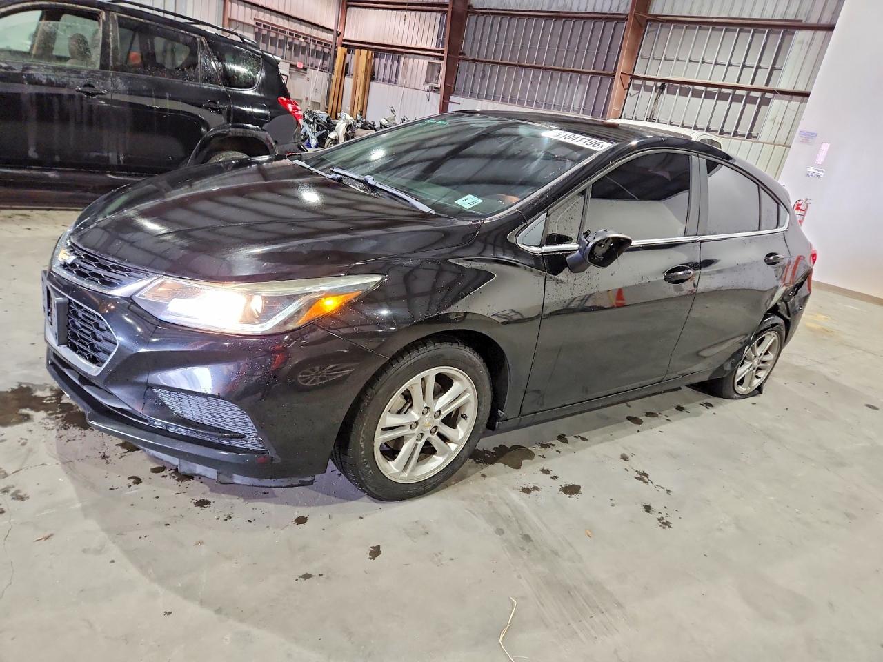 2018 Chevrolet Cruze LT, VIN 3G1BE6SM0JS652634 — Side