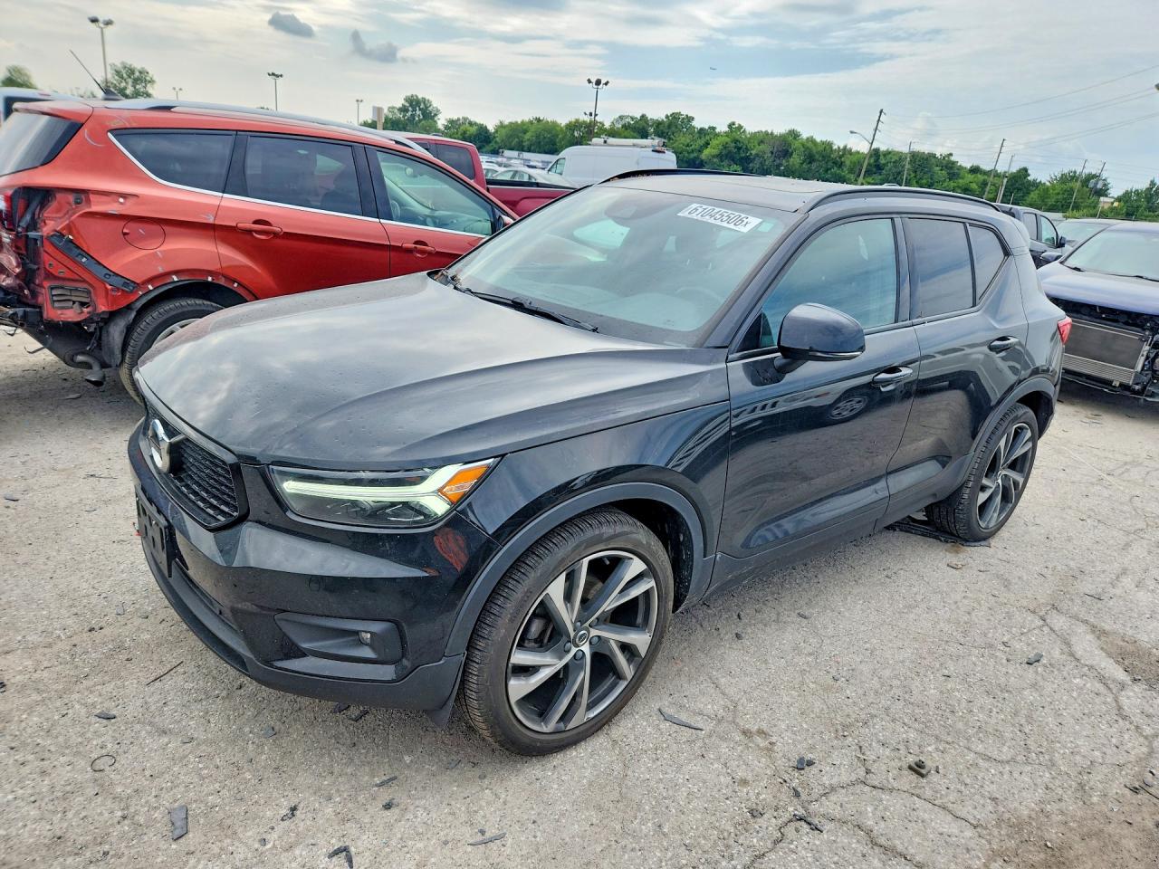 2019 Volvo XC40 R-Design, VIN YV4162UM6K2129392 — Бок
