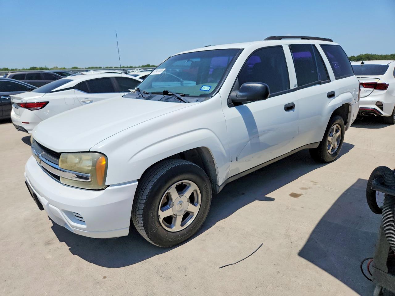 2004 Chevrolet TrailBlazer LS, VIN 1GNDS13S042130330 — Front end