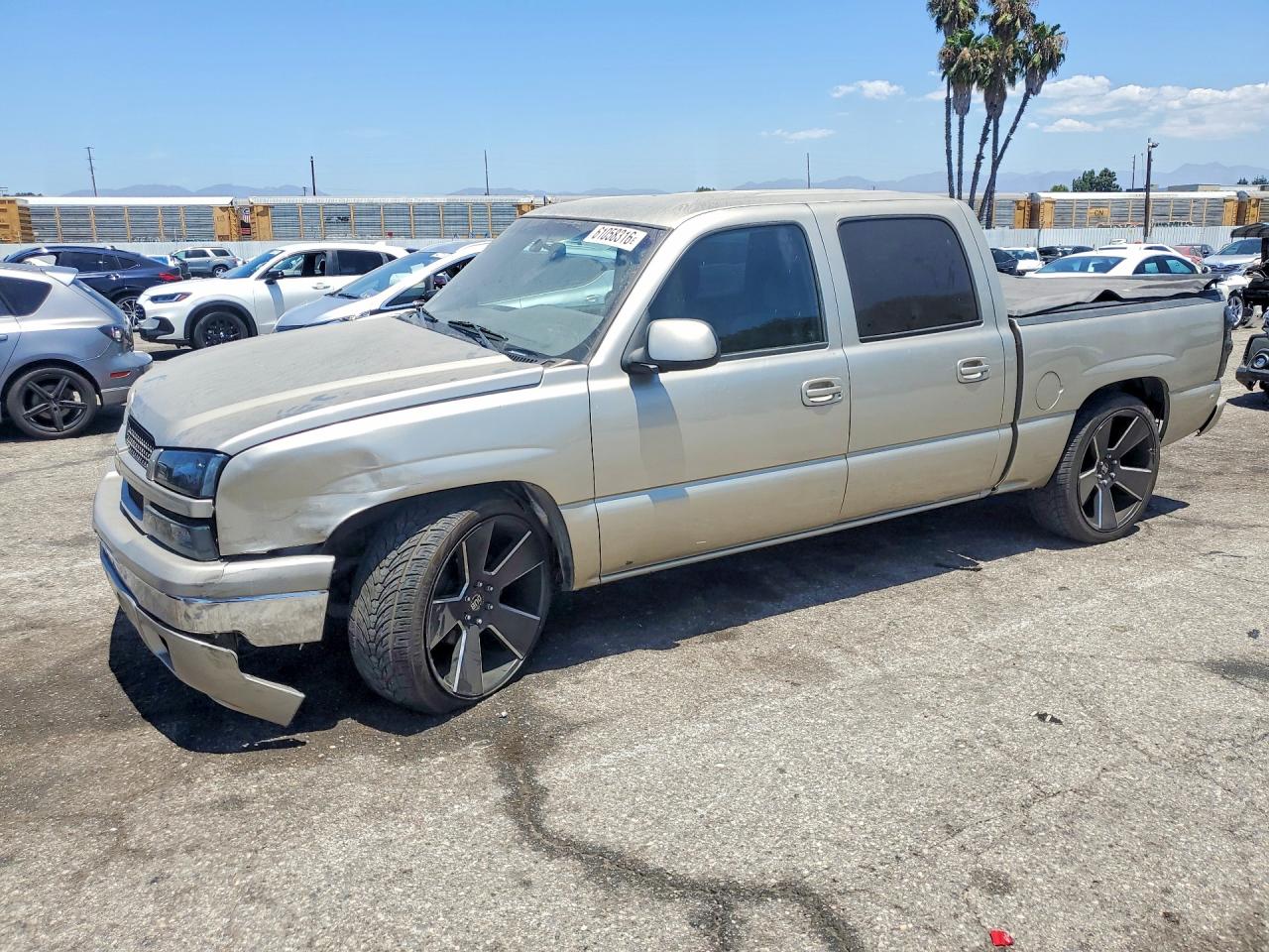 2005 Chevrolet Silverado 1500 LS, VIN 2GCEC13T551148052 — Front end