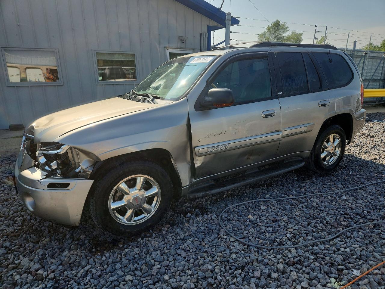 2002 GMC Envoy SLE, VIN 1GKDT13S122426481 — Front end