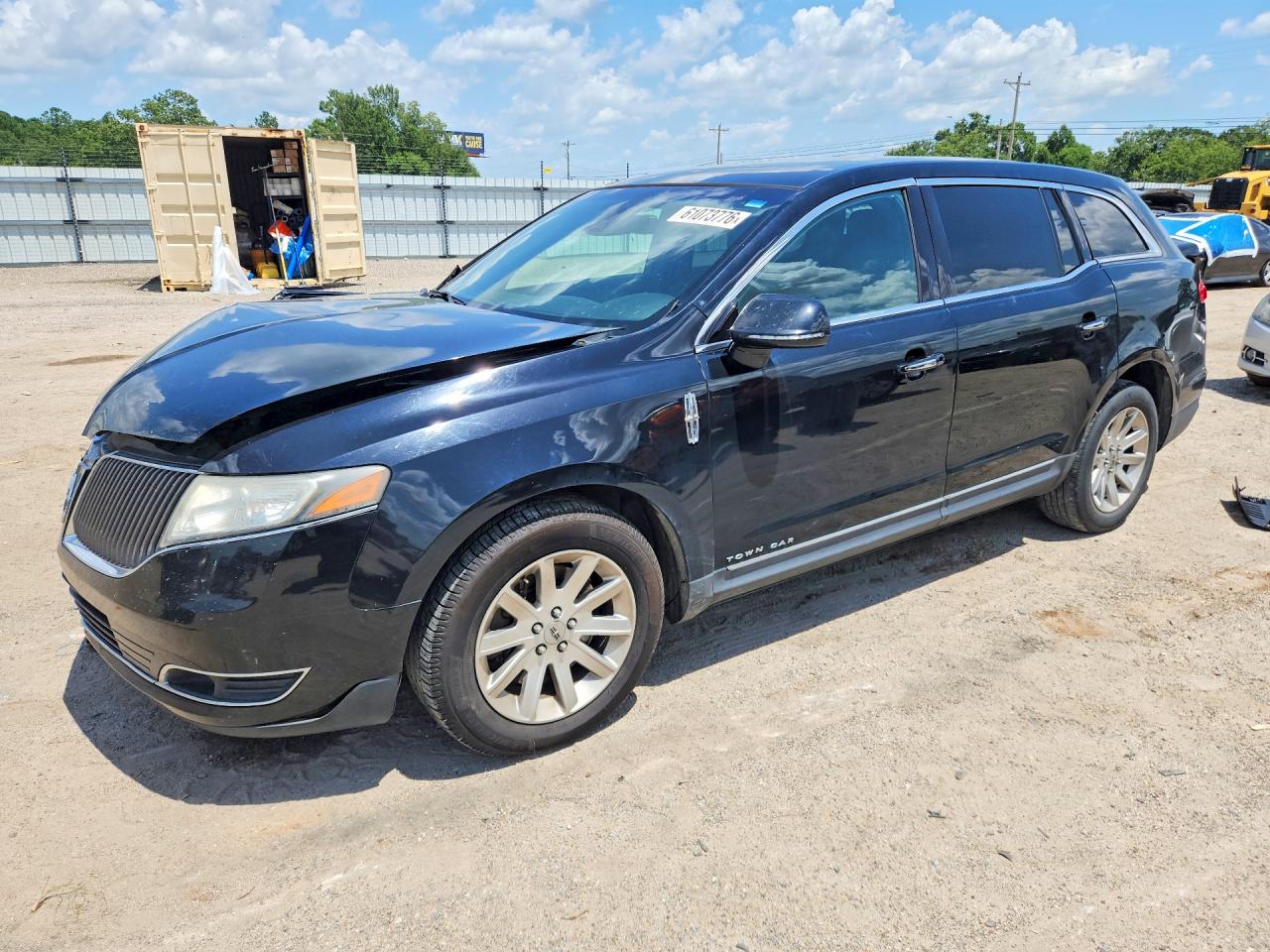 2016 Lincoln MKT, VIN 2LMHJ5NK5GBL01170 — Front end
