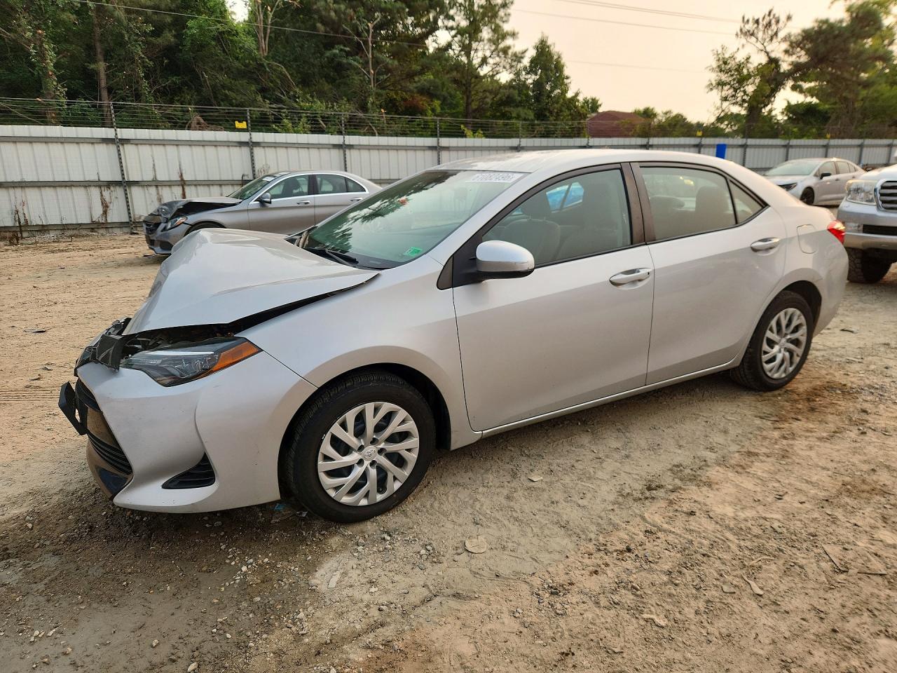 2018 Toyota Corolla LE, VIN 2T1BURHE7JC043517 — Front end
