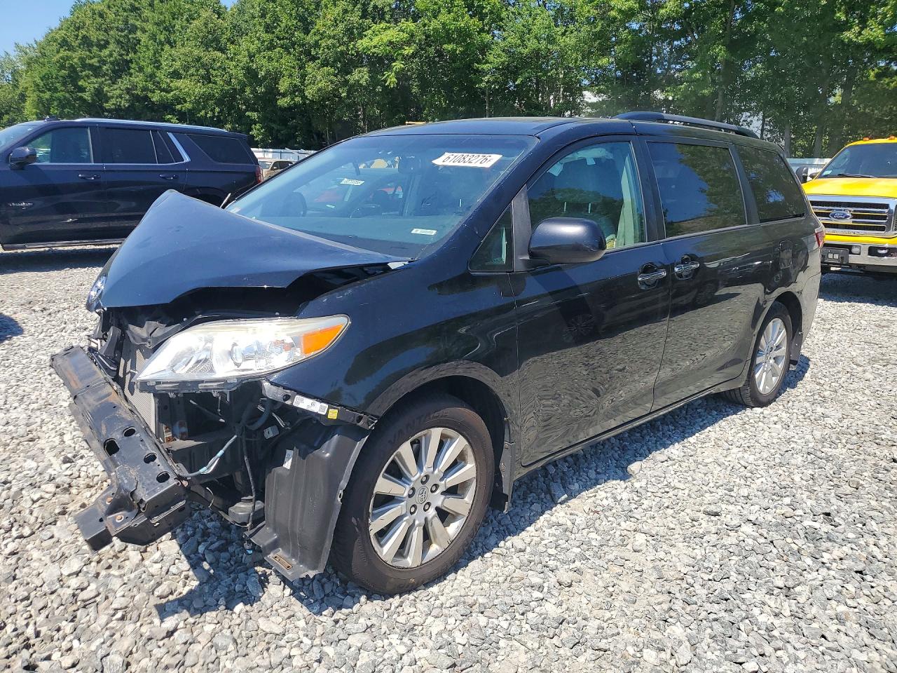 2015 Toyota Sienna XLE, VIN 5TDDK3DC7FS113838 — Front end