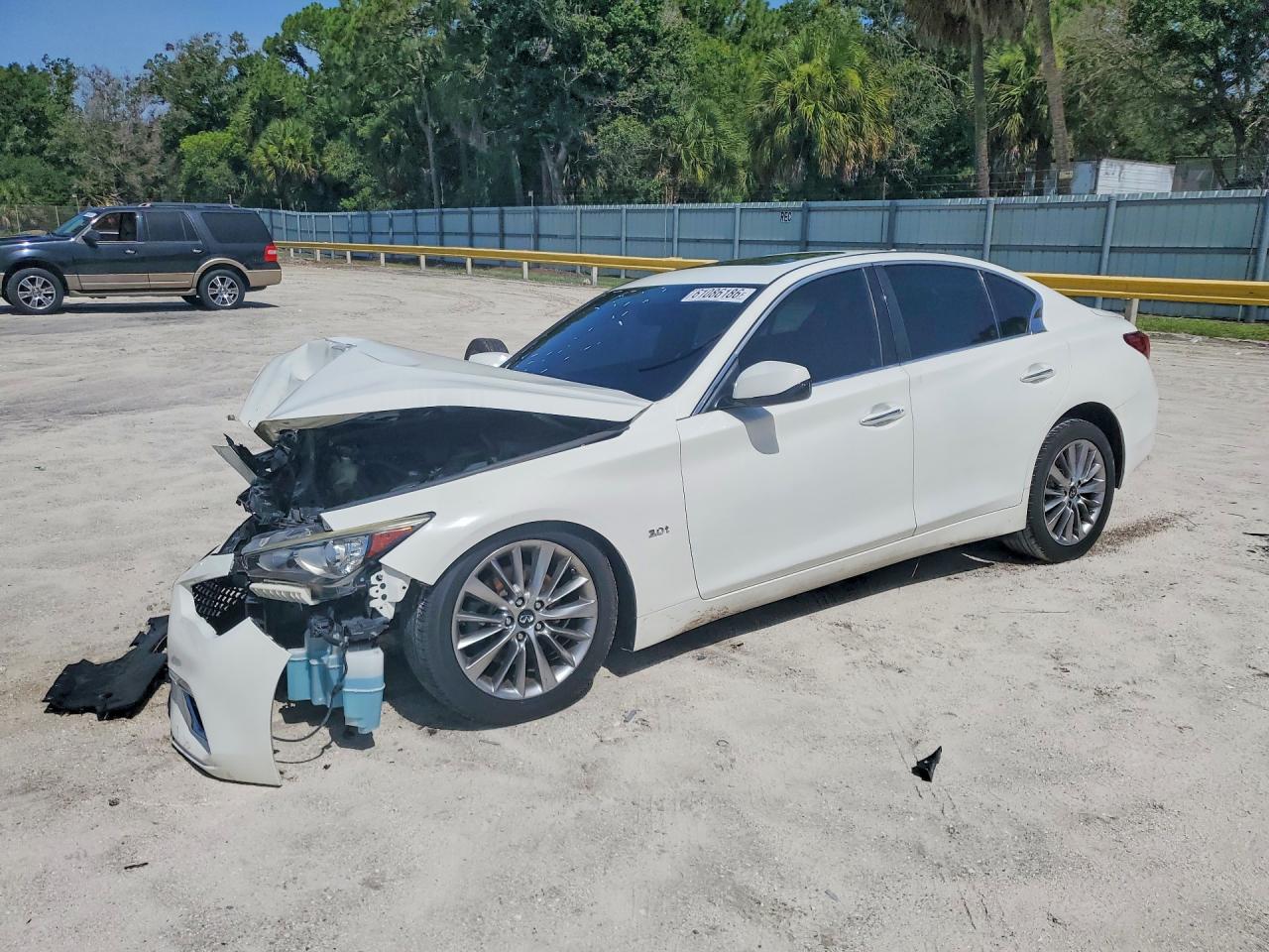 2019 Infiniti Q50 Luxe, VIN JN1EV7AP2KM512031 — Front end