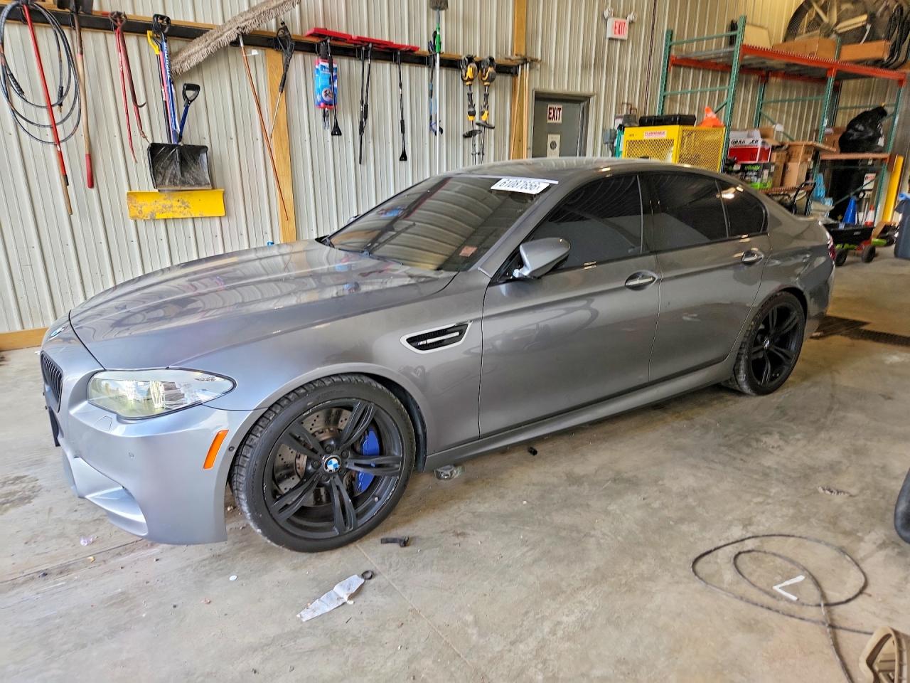 2013 BMW M5, VIN WBSFV9C54DC773316 — Град