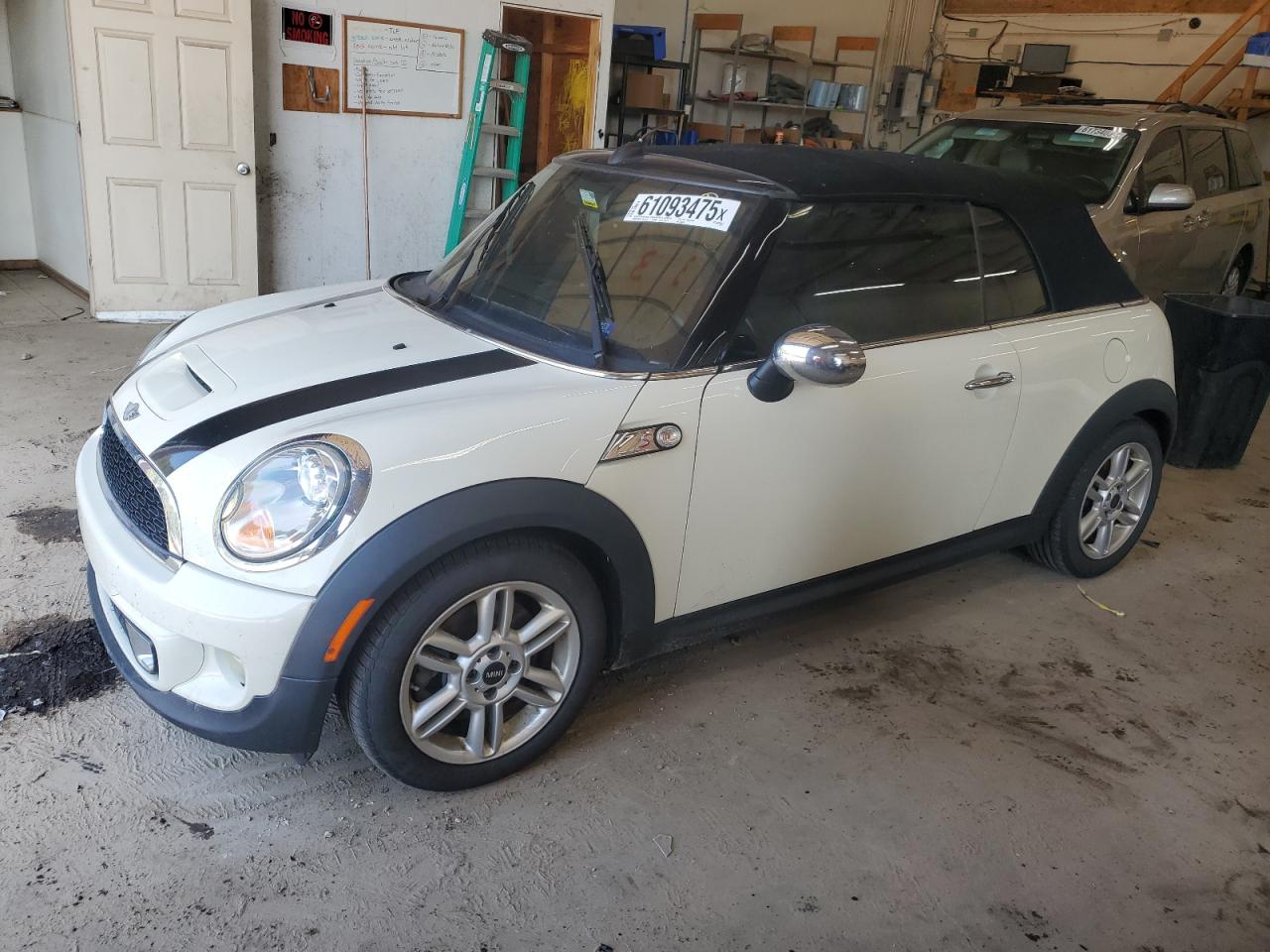 2011 MINI Convertible S, VIN WMWZP3C58BTX84485 — Механическое