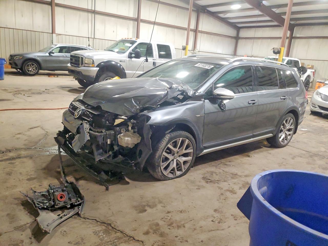 2017 Volkswagen Golf S, VIN 3VWH17AU0HM509327 — Front end