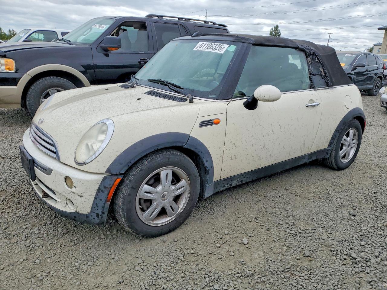 2008 MINI Convertible, VIN WMWRF33568TF68164 — Бок