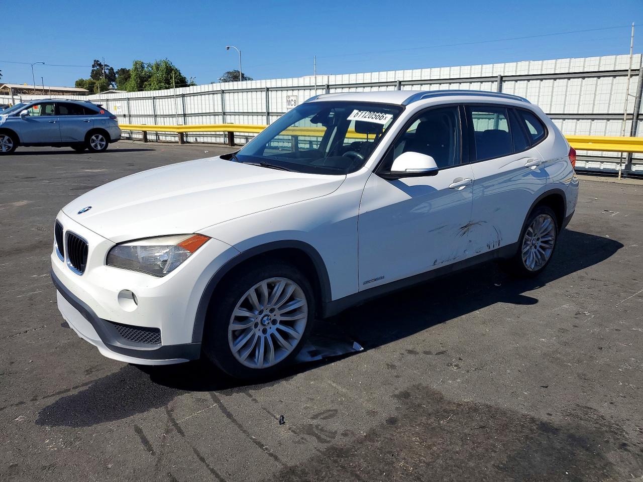 2015 BMW X1 sDrive28i, VIN WBAVM1C58FV314463 — Side