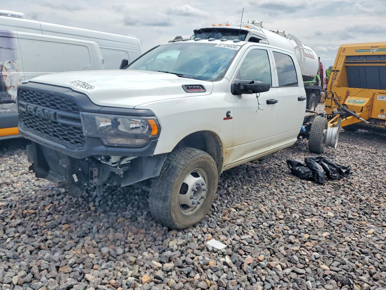 2024 Ram 3500 SLT, VIN 3C7WRTCLXRG290752 — Перед