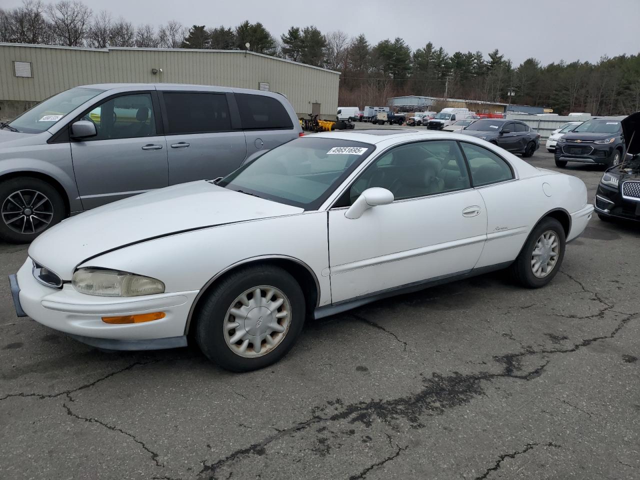 1998 Buick Riviera, VIN 1G4GD2217W4706013 — Front end